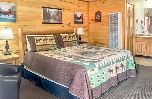 Estes Park Hotel | Riverfront Pool Motel, Views HKLL