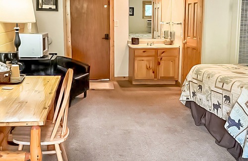 Estes Park Hotel | Riverfront Pool Motel, Views 1Q1FLL