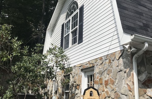Fleetwood Apartment | Riverfront property - The Carriage House
