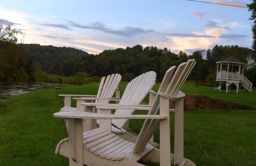Fleetwood Apartment | Riverfront property - The Carriage House