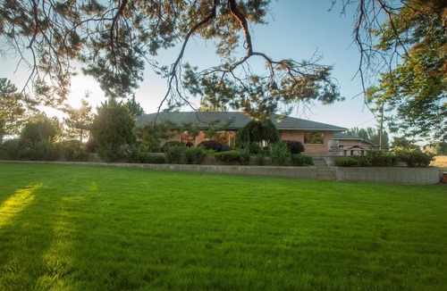 Prosser House | Riverfront Ranch House in Wine Country