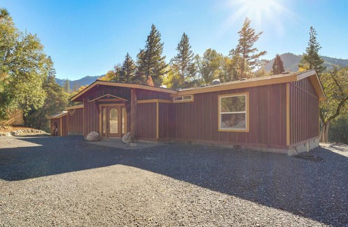 Jacksonville House | Riverfront Relaxation: Secluded Jacksonville Home