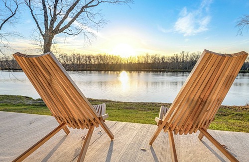 Wisconsin Dells Cabin | Riverfront Reset! Dells Cabin w/Kayaks & Deck
