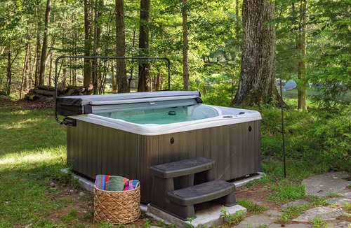 Cuddebackville Cabin | Riverfront Retreat | Hot Tub, Firepit & Pool Table