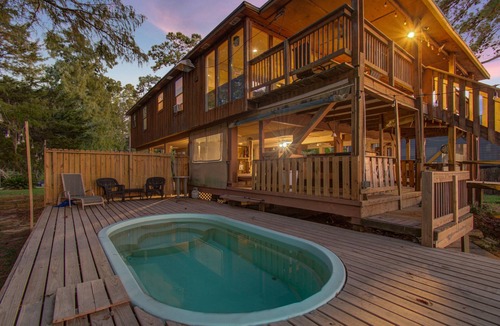 Barrett House | Riverfront Retreat Getaway