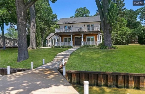 McHenry House | Riverfront Retreat on the Fox River