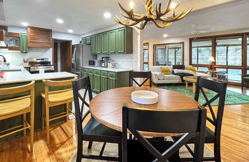 Lone Rock House | Riverfront Retreat - Right next to the White River