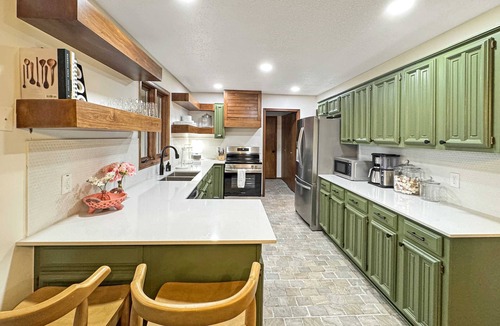 Lone Rock House | Riverfront Retreat - Right next to the White River