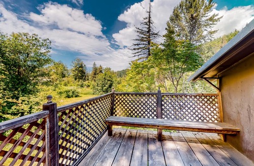 Elk Meadows House | Riverfront Retreat