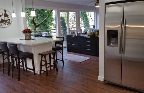 Guerneville House | Riverfront Retreat Remodeled Kitchen 3BR & Hot Tub