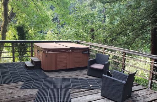 Guerneville House | Riverfront Retreat Remodeled Kitchen 3BR & Hot Tub