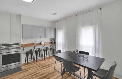 Mount Vernon House | Riverfront Retreats Room 5!