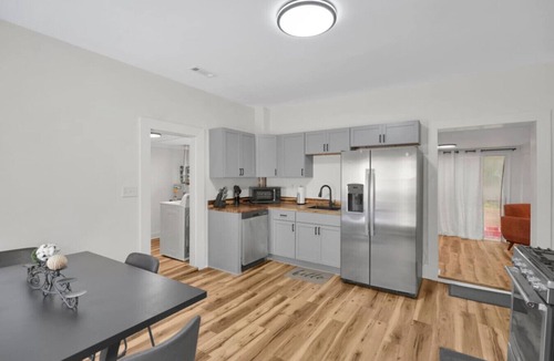 Mount Vernon House | Riverfront Retreats Room 5!