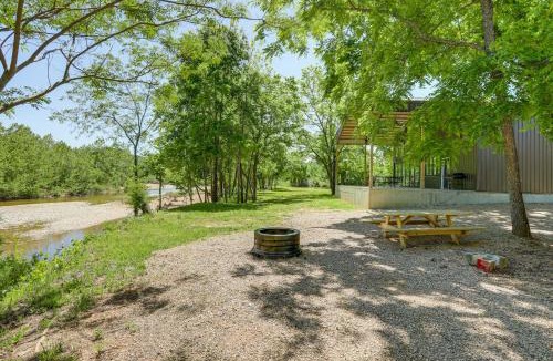 Vulcan House | Riverfront Retreat w/Porch & Views in Des Arc!