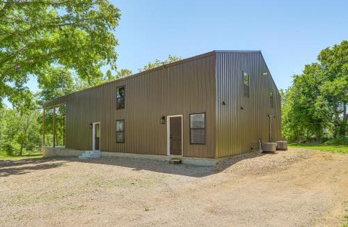 Vulcan House | Riverfront Retreat w/Porch & Views in Des Arc!