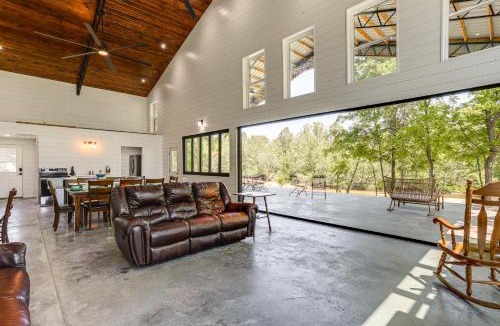 Vulcan House | Riverfront Retreat w/Porch & Views in Des Arc!