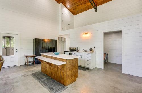 Vulcan House | Riverfront Retreat w/Porch & Views in Des Arc!