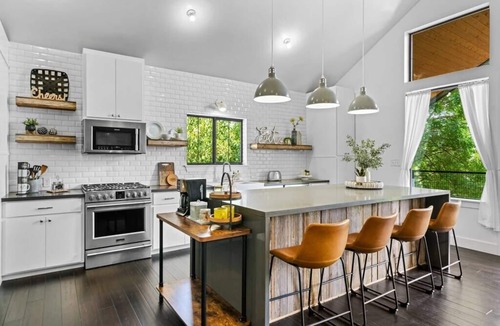 Ingram House | Riverfront Retreat · Walk to Dining · 2 Kings · Deck ·