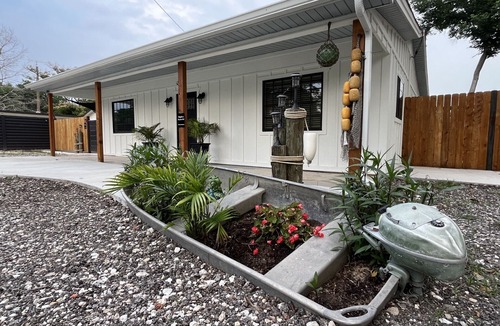 Waco House | Riverfront Retreat with TiKi BaR! Close to Baylor and Magnolia