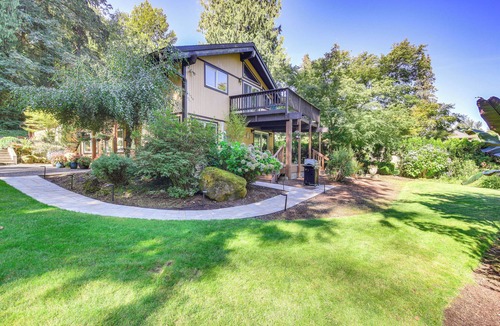 Sandy Apartment | Riverfront Sandy Retreat, Fish & Kayak On-site