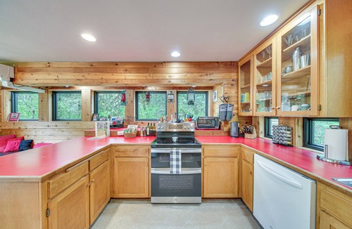 Skykomish Cabin | Riverfront Skykomish Cabin w/Private Hot Tub!