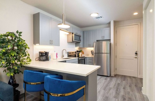 Fort Worth Apartment | Riverfront Stay Downtown Views Queen Bed Free Parking