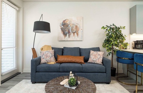 Fort Worth Apartment | Riverfront Stay Downtown Views Queen Bed Free Parking