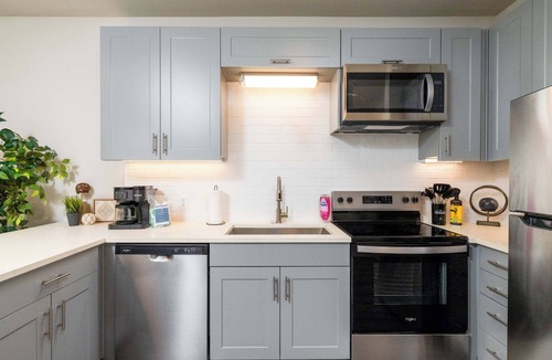 Fort Worth Apartment | Riverfront Stay Downtown Views Queen Bed Free Parking
