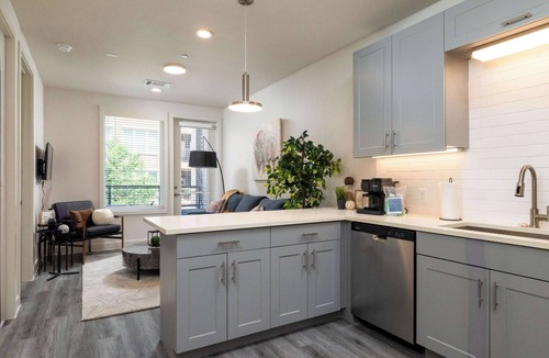 Fort Worth Apartment | Riverfront Stay Downtown Views Queen Bed Free Parking