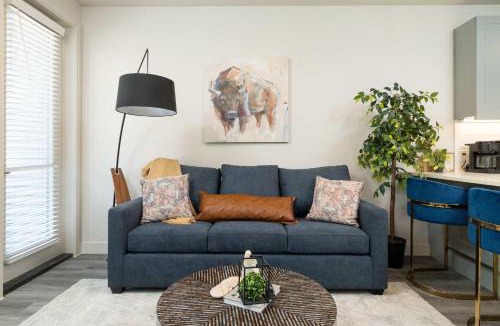Fort Worth House | Riverfront Stay Downtown Views Queen Bed Free Parking