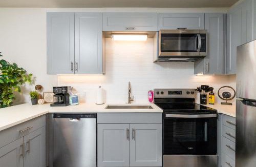 Fort Worth House | Riverfront Stay Downtown Views Queen Bed Free Parking