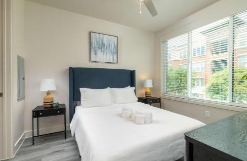 Fort Worth House | Riverfront Stay Downtown Views Queen Bed Free Parking