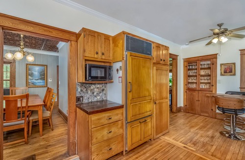 Gardiner House | Riverfront stone cottagenPrivate dock & boatsnPersonal spanprivate resort