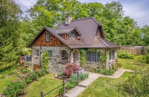 Gardiner House | Riverfront stone cottagenPrivate dock & boatsnPersonal spanprivate resort