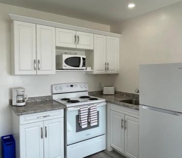 Algoma District Hotel | Riverfront Studios Inn