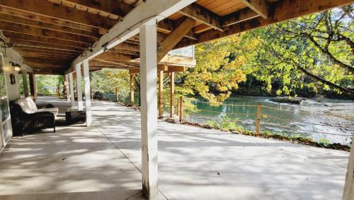 Washougal House | Riverfront Suite