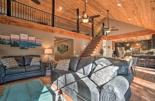 Lakemont Cabin | Riverfront Tallulah Falls Cabin w/Hot Tub!