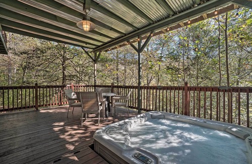 Lakemont Cottage | Riverfront Tallulah Falls Cabin w/Hot Tub!