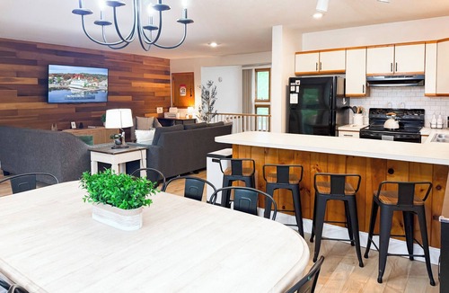 Bartlett House | Riverfront unit. Minutes to Storyland, N Conway and hiking trails.