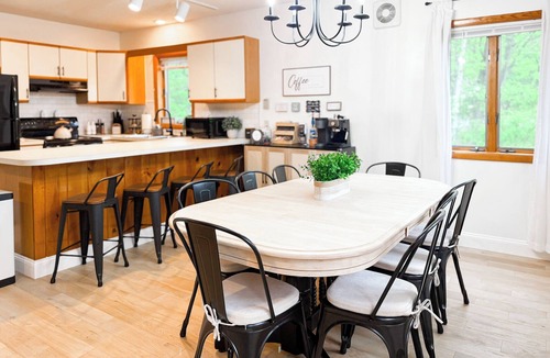 Bartlett House | Riverfront unit. Minutes to Storyland, N Conway and hiking trails.