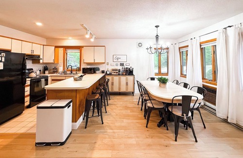 Bartlett House | Riverfront unit. Minutes to Storyland, N Conway and hiking trails.