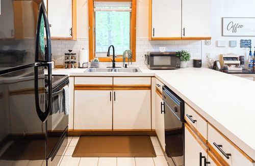 Bartlett House | Riverfront unit. Minutes to Storyland, N Conway and hiking trails.
