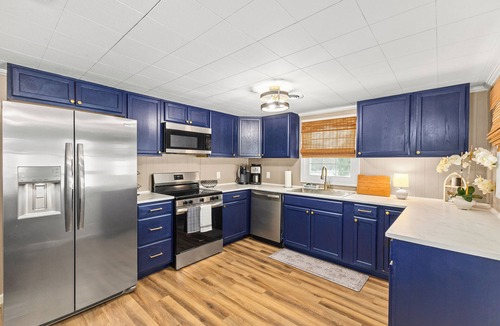Bluff City House | Riverfront- Upper Unit | Dock | Firepit | Hot Tub | Wi-Fi