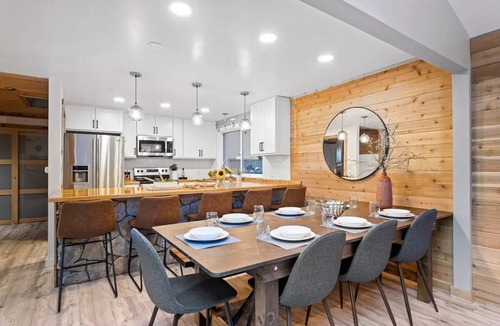 Index Cabin | Riverfront views + Hot tub in Luxe Cabinn