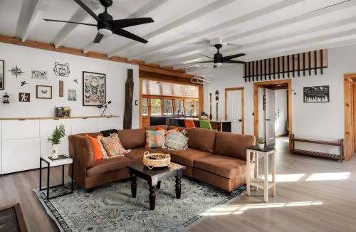 Hedgesville House | Riverfront w Deck Grill Fire pit & Climbing Wall