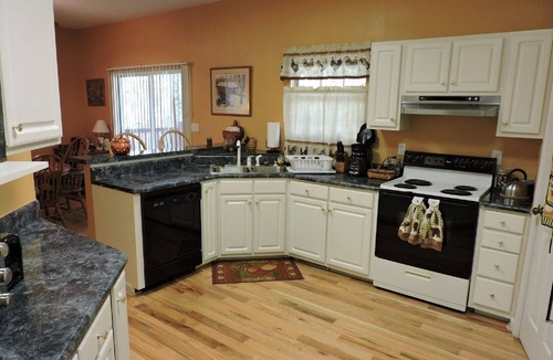 Murphy Cabin | RiverFront, WI-FI/Cell, Pet Friendly, Folk School