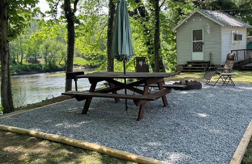 Pence Springs House | RiverGene River Camp: 2br,1bth Private River Access