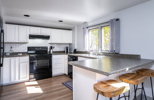 Peterborough Hotel | Riverhouse by Weekender (Formerly Jack Daniels Inn)