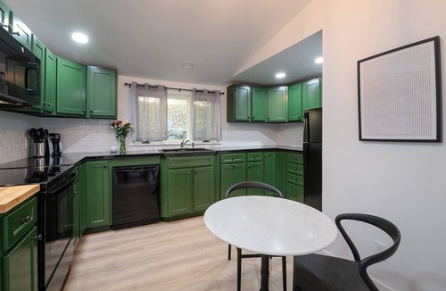 Peterborough Hotel | Riverhouse by Weekender (Formerly Jack Daniels Inn)