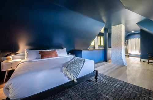 Peterborough Hotel | Riverhouse by Weekender (Formerly Jack Daniels Inn)